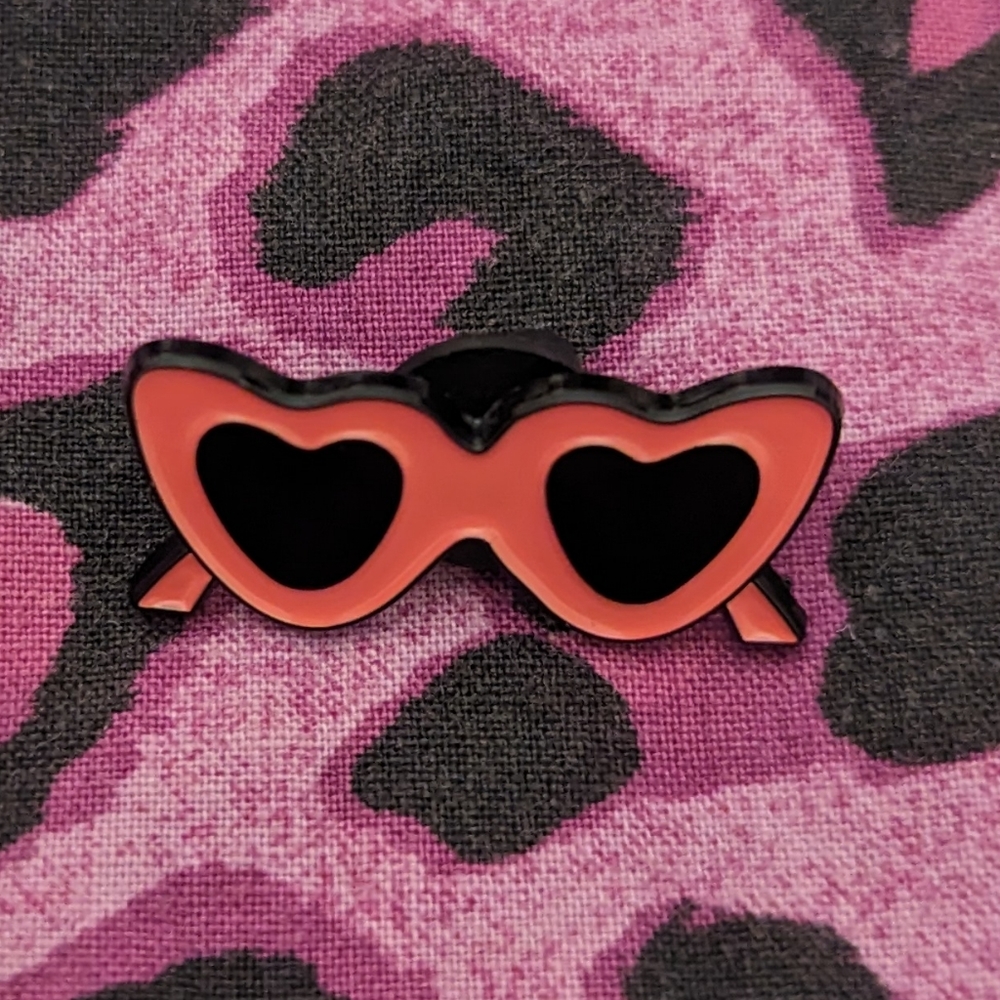 ❤️ Taylor Swift - Heart Sunglasses - Enamel Pin